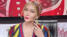 Pemilik nama lengkap Ainur Rokhimah ini dikenal sebagai pedangdut yang selalu tampil menarik. Terlebih, Inul Daratista sering menambahkan fashion item bandana untuk menunjang penampilannya. (Liputan6.com/IG/@inul.d)