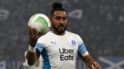 Dimitri Payet. Gelandang serang berusia 35 tahun ini sempat membela West Ham United di Liga Inggris selama 1,5 musim, mulai 2015/2016 hingga pertengahan 2016/2017 usai didatangkan dari Marseille dengan nilai transfer 15 juta euro. Ia total tampil dalam 60 laga di semua ajang bersama The Hammers dengan torehan 15 gol dan 23 assist. Pada pertengahan musim 2016/2017 ia kembali ke Liga Prancis usai dilepas West Ham ke klub lamanya Marseille dengan nilai transfer 29,3 juta euro. Hingga kini ia masih terikat kontrak hingga Juni 2024 dengan Marseille. (AFP/Nicolas Tucat)
