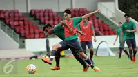 Jack Brown (kanan) berebut bola saat latihan seleksi Timnas Indonesia U-19 di Lapangan Atang Sutresna, Jakarta, Kamis (6/4). 14 pemain yang pernah berlaga di luar negeri mengikuti seleksi masuk Timnas Indonesia U-19. (Liputan6.com/Helmi Fithriansyah)