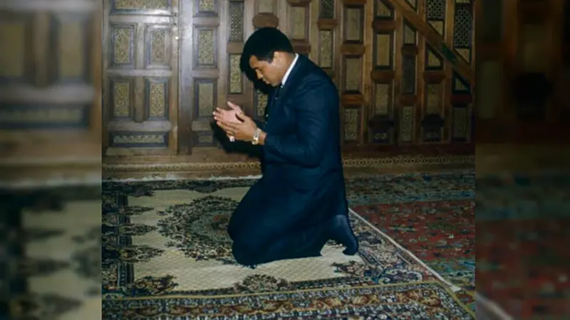 Petinju legendaris, Muhammad Ali tengah berdoa. 