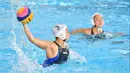 Pemain Jepang, Akari Inaba (kiri) melepaskan tembakan ke gawang Indonesia dalam babak penyisihan polo air putri Grup A Asian Games 2018 di Jakarta, Kamis (16/8). Indonesia kalah 4-15. (PETER PARKS/AFP)