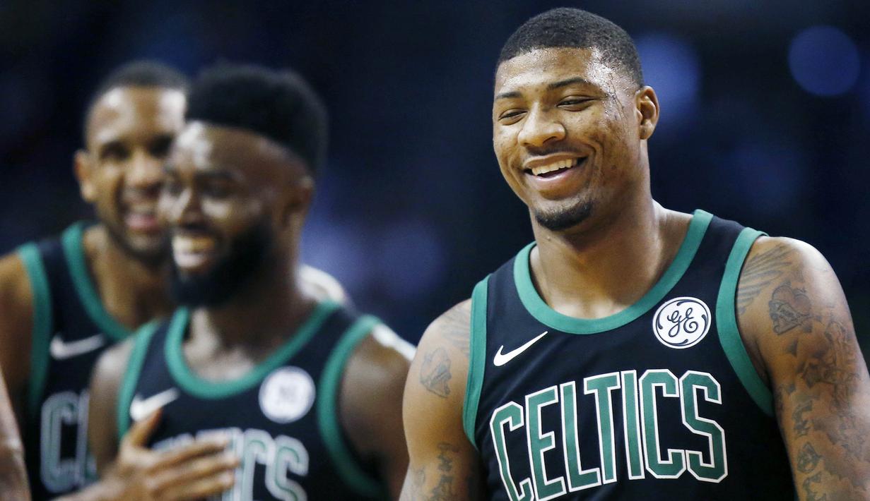 Pebasket Boston Celtics, Marcus Smart, tersenyum usai berhasil mengalahkan Phoenix Suns pada laga NBA di Stadion TD Garden, Boston Minggu (3/12/2017). Boston Celtics menang 116-111 atas Phoenix Suns. (AP/Michael Dwyer)
