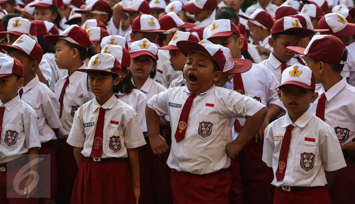 Seorang anak menguap ketika upacara pada hari pertama sekolah di SDN Pasar Baru 05, Jakarta, Senin (18/7). Usai libur Idul Fitri, para siswa kembali beraktivitas mengikuti pelajaran di sekolah untuk tahun ajaran 2015-2016. (Liputan6.com/Faizal Fanani)