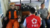 Salah satu tokoh anime, Naruto ikut mendampingi warga yang sedang donor darah di mobil PMI Solo.(Liputan6.com/Fajar Abrori)