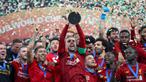 Para pemain Liverpool merayakan gelar juara Piala Dunia Antarklub 2019 setelah mengalahkan Flamengo di Stadion Internasional Khalifa, Doha, Minggu (21/12). Liverpool menang 1-0 atas Flamengo. (AFP/Karim Jaafar)