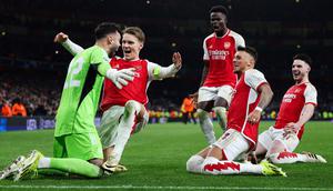 Pemain Arsenal David Raya, Martin Odegaard, Bukayo Saka, Ben White dan Declan Rice (kiri ke kanan melakukan selebrasi setelah memenangkan adu penalti pada pertandingan sepak bola leg kedua babak 16 besar Liga Champions melawan Porto FC di Emirates Stadium, London utara, 12 Maret 2024. (Adrian DENNIS/AFP)