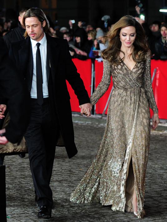 Angelina Jolie dan Brad Pitt menghadiri pemutaran film "In the Land of Blood and Honey" pada Festival Film Berlinale di Berlin, 11 Februari 2012. Pitt (52) dan Jolie (41) menikah dalam pesta pribadi di Correns, Prancis, tahun 2014. (Johannes EISELE/AFP)