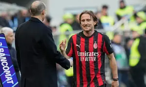 Pemain AC Milan, Luka Modric, berjabat tangan dengan pelatih AC Milan, Massimiliano Allegri, usai ditarik keluar pada laga Liga Italia antara AC Milan vs Verona di Milan, Italia, Minggu, 28 Desember 2025. (AP Photo/Luca Bruno)