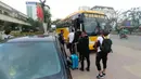 Para pemain Persija Jakarta bersiap naik bus untuk berangkat ke stadion dari Hotel Saigon Kimlien, Vietnam, Selasa (6/3/2018). Persija melakoni laga Piala AFC melawan Song Lam Nghe An. (Bola.com/Reza Khomaini)