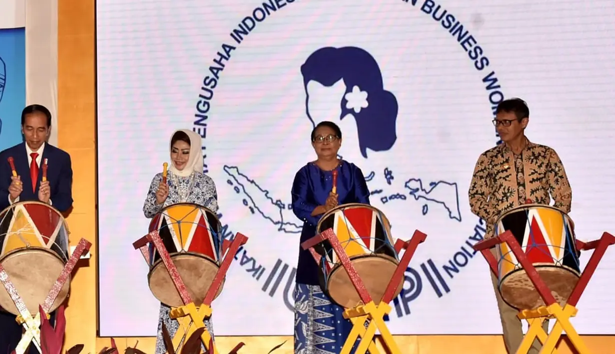 Presiden Jokowi (kiri) bersama Menteri Pemberdayaan Perempuan dan Perlindungan Anak Yohana Yembise, Ketua Umum IWAPI Nita Yudi dan Gubernur Sumbar Irwan Prayitno saat membuka Rakernas IWAPI 2018, Padang, Senin (8/10). (Liputan6.com/Pool/Biro Pers Setpres)