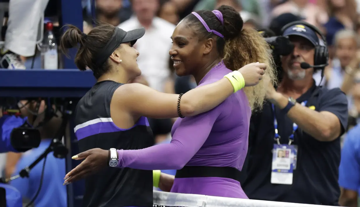 Petenis Kanada, Bianca Andreescu (19) memeluk Serena Williams dari AS usai mengalahkannya pada pertandingan final tunggal putri AS Terbuka 2019 di New York (7/9/2019). Raihan gelar ini bermakna spesial bagi Bianca Andreescu, yang berusia 19 tahun. (AP Photo/Adam Hunger)