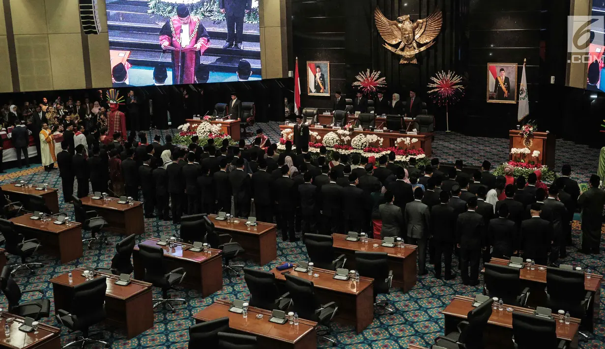 Ketua Pengadilan Tinggi DKI Jakarta Syahrial Sidik membacakan sumpah bagi sejumlah anggota DPRD DKI Jakarta yang terpilih dalam Pemilu 2019 di Gedung DPRD DKI Jakarta, Senin (26/8/2019). Sebanyak 106 anggota DPRD DKI Jakarta 2019-2024 resmi dilantik hari ini. (Liputan6.com/Faizal Fanani)