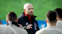 Pelatih Ajax Amsterdam Erik Ten Hag memberi instruksi kepada anak asuhnya saat berlatih jelang menjamu Real Madrid pada leg pertama babak 16 besar Liga Champions di De Toekomst di Ouder-Amstel, Amsterdam, Selasa (12/2). (Robin van Lonkhuijsen/ANP/AFP)