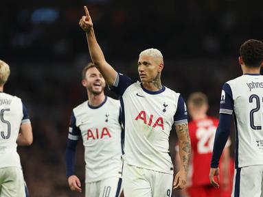 Pemain Tottenham Hotspur Richarlison (tengah) melakukan selebrasi setelah mencetak gol pembuka melalui eksekusi penalti pada lanjutan Liga Europa 2024/2025 melawan AZ Alkmaar di Stadion Tottenham di London, Kamis 24 Oktober 2024 atau Jumat 25 Oktober 2024 (AP Photo/Ian Walton)