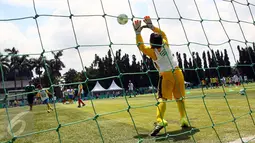 Salah satu peserta MILO Football Clinic Day  berusaha untuk menangkap bola di Lapangan Sepakbola Pertamina-Simprug, Jakarta (29/10). (Liputan6.com/Istimewa)