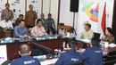 Wakil Presiden Jusuf Kalla di dampingi Menko PMK Puan Maharani saat memimpin rakor persiapan Asean Games 2018 di Jakarta, Senin (19/2). Rakor tersebut membahas evaluasi empat poin penting. (Liputan6.com/Angga Yuniar)