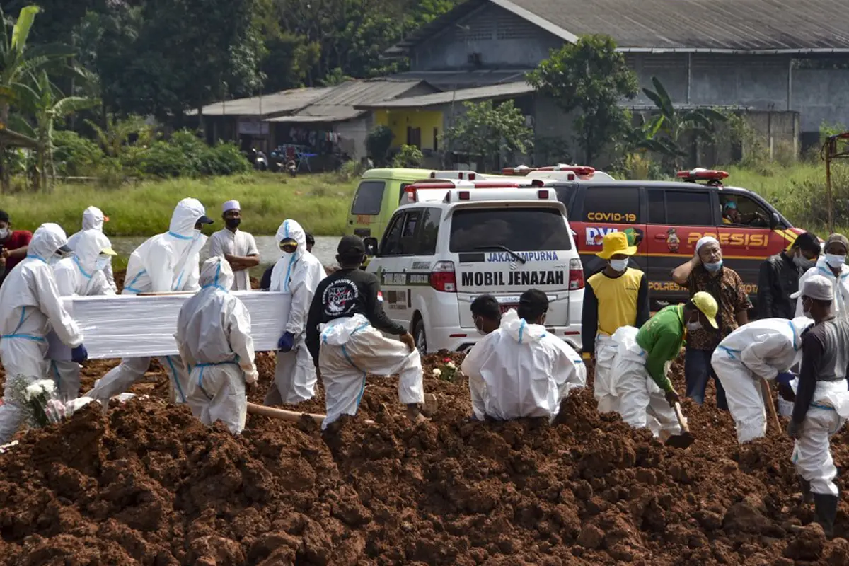 FOTO: Berjibaku Melawan Gelombang Virus Corona COVID-19 di Indonesia
