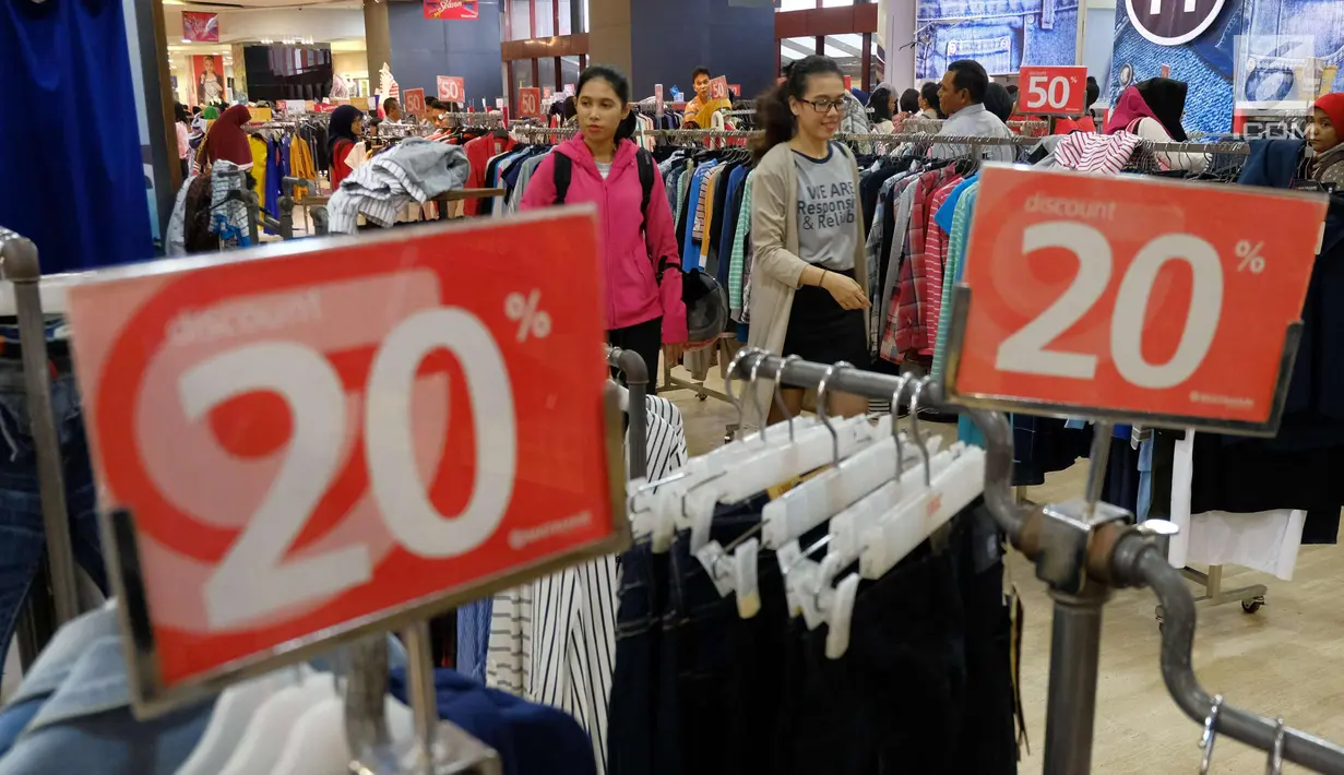 Pengunjung memilih barang obral di Gerai Matahari Mall di Taman Anggrek, Jakarta, Sabtu (25/11). Jelang ditutup permanen, Matahari Mall menggelar diskon besar-besaran, gerai Matahari di Taman Anggrek akan ditutup (3/12/2017). (liputan6.com/Angga Yuniar)