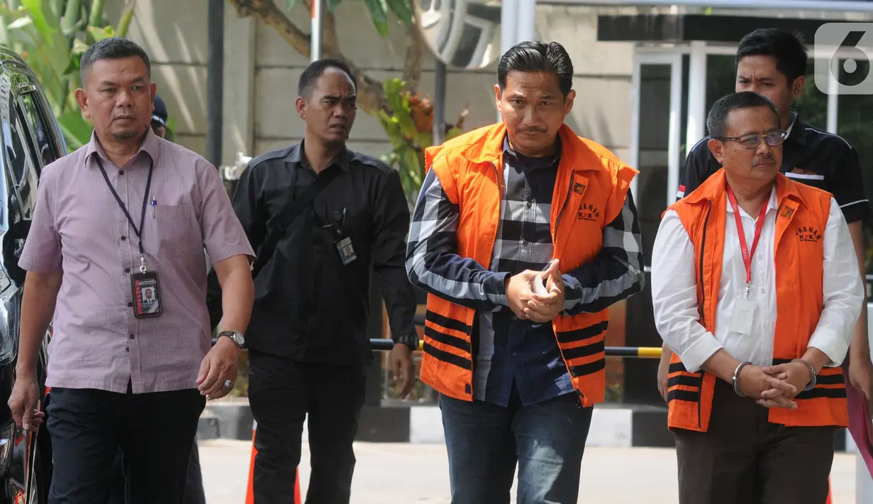 Terpidana mantan anggota DPR F-Golkar Bowo Sidik Pangarso (tengah) dan Bupati Indramayu Supendi (kanan) tiba di Gedung KPK, Jakarta, Senin (21/10/2019). Bowo diperiksa terkait suap distribusi pupuk, sedangkan Supendi terkait suap pengaturan proyek Pemkab Indramayu. (merdeka.com/Dwi Narwoko)