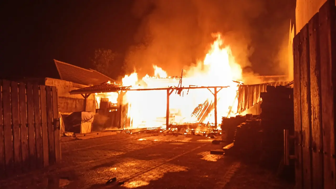Kebakaran Gudang Kayu Buat Merah Langit Malam di Pondok Cabe Tangsel