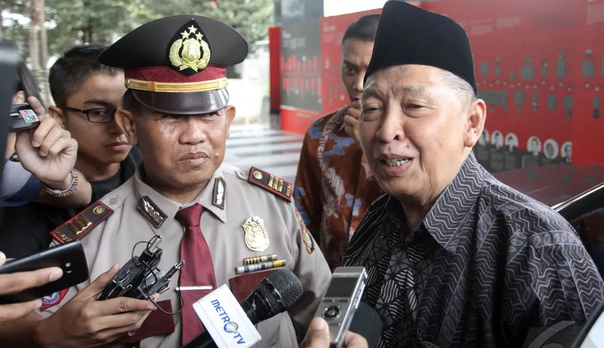 Mantan Wakil Presiden Hamzah Haz saat menjawab pertanyaan awak media di Kantor KPK, Jakarta, Kamis (8/1/2015). (Liputan6.com/Miftahul Hayat)