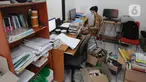 Staf menyelesaikan pembuatan EPUB di Yayasan Mitra Netra, kawasan Lebak Bulus, Jakarta, Kamis (9/12/2021). Setiap tahunnya Yayasan Mitra Netra menerbitkan 200 buku huruf braille, 200 EPUB (electronic publication ePub) dan 300 audio bagi penyandang tuna netra se-Indonesia. (merdeka.com/Arie Basuki)