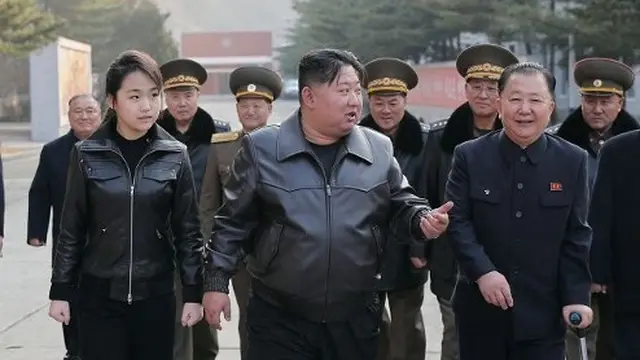 Potret Putri Kim Jong Un Mencoba Pistol, Bergaya dengan Jaket Biker Kulit