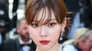 Set perhiasan red carpet Chopard bernama Classic Opulence Collection membuat gadis bernama asli Kim Minjeong itu semakin bersinar. [Foto: Twitter/journal_orange].