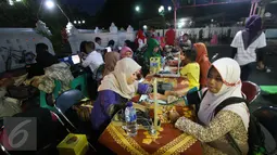 Serang pendonor menjalani pemriksaan sebelum mengikuti donor darah di Masjid Kauman,Yogyakarta, (11/6/2016).Safari donor darah ramadan pundi amal SCTV di sambut antusias oleh masyarakat.(Boy Harjanto)