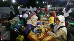 Serang pendonor menjalani pemriksaan sebelum mengikuti donor darah di Masjid Kauman,Yogyakarta, (11/6/2016).Safari donor darah ramadan pundi amal SCTV di sambut antusias oleh masyarakat.(Boy Harjanto)
