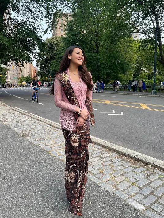 Aaliyah Massaid terlihat mengenakan kebaya bernuansa merah muda. Ia padukan dengan selendang dan rok batik. [Foto: Instagram/aaliyah.massaid]