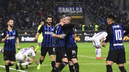 Selebrasi pemain Inter Milan atas gol pertama dari D’Ambrosio pada laga lanjutan Liga Italia Serie A yang berlangsung di stadion Giuseppe Meazza, Milan, Senin (18/2). Inter Milan menang 2-1 atas Sampdoria. (AFP/Miguel Medina)