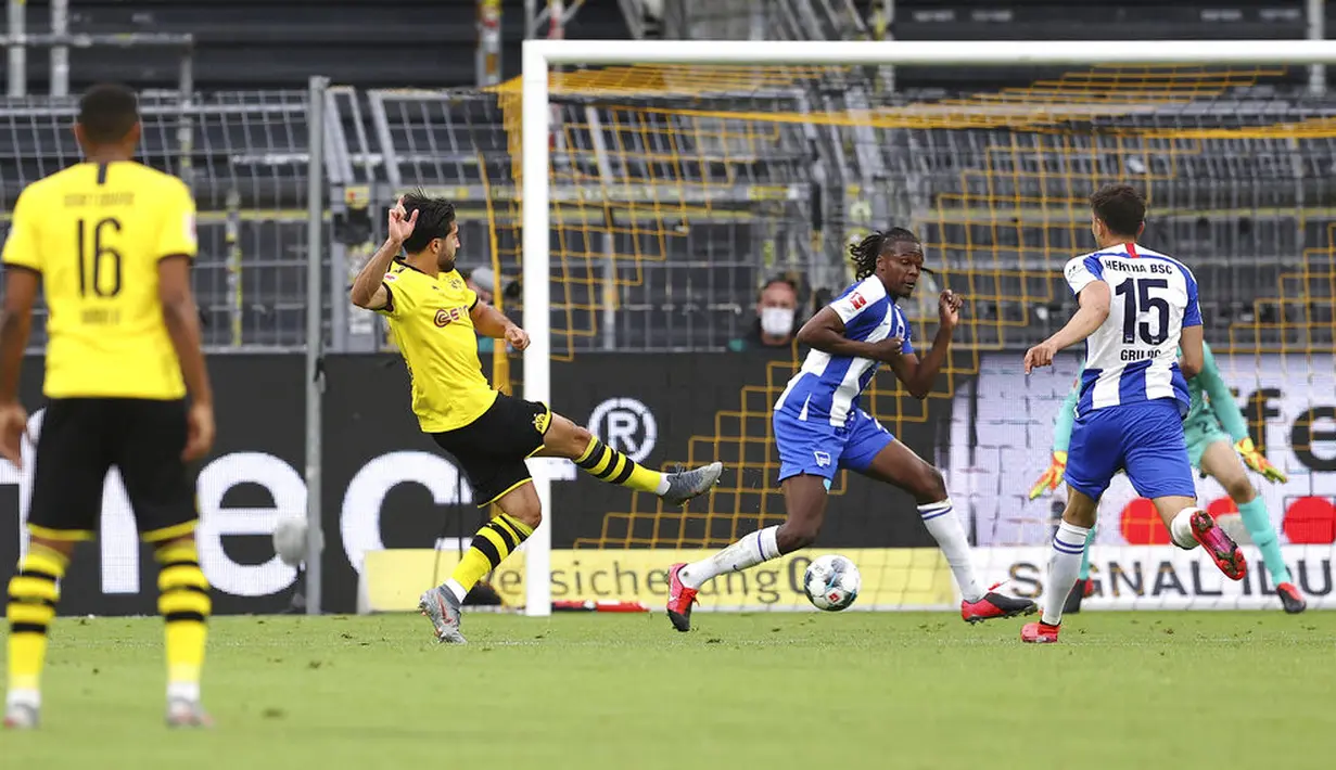 Pemain Borussia Dortmund, Emre Can, mencetak gol ke gawang Hertha Berlin pada laga Bundesliga di Stadion di Signal Iduna Park, Sabtu (6/6/2020). Borussia Dortmund menang 1-0 atas Hertha Berlin. (AP/Lars Baron)