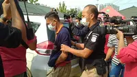 Narapidana saksi kasus kebakaran dipindahkan dari Lapas Kelas I Tangerang menuju tahanan Mapolres Metro Tangerang, Rabu (8/9/2021).(Pramita Tristiawati)