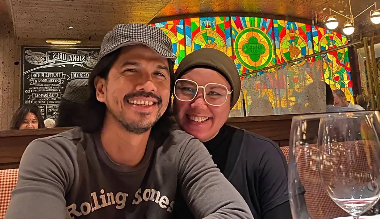 Dalam perjalanan pernikahannya tersebut, Papa Rock n Roll satu ini sudah dikarunia tiga orang putri yang cantik. Sudah tumbuh besar, kini ketiga putrinya pun kerap disorot banyak netizen. Seperti halnya Kyra, anak pertamanya yang kini sudah beranjak dewasa. 
 (Liputan6.com/IG/@ariyowahab)