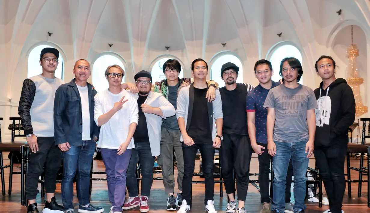 "Tentu kita senang dan bangga bisa terlibat. Sebenarnya GIGI dan Nidji udah sering satu backstage di berbagai show. Kalau di The Pallas ini, dulu kami (GIGI) pernah main di sini jaman era 90-an," kata Armand Maulana. (Adrian Putra/Bintang.com)