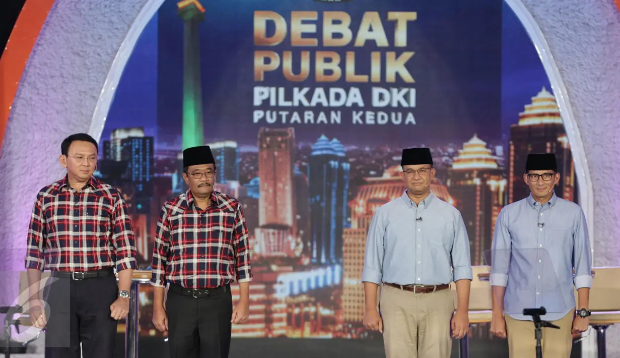 Kedua pasangan calon Gubernur dan Wakil Gubernur DKI Jakarta menyanyikan lagu kebangsaan Indonesia Raya saat debat terakhir Pilgub DKI Jakarta di Hotel Bidakara, Jakarta, Rabu (12/4). (Liputan6.com/Faizal Fanani)