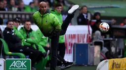 Pelatih Borussia Moenchengladbach, Andre Schubert, berusaha menendang bola yang keluar lapangan saat bertanding melawan Hoffenheimin dalam lanjutan Bundesliga di Moenchengladbach, Jerman, (24/4/2016). (AFP/Patrik Stollarz)