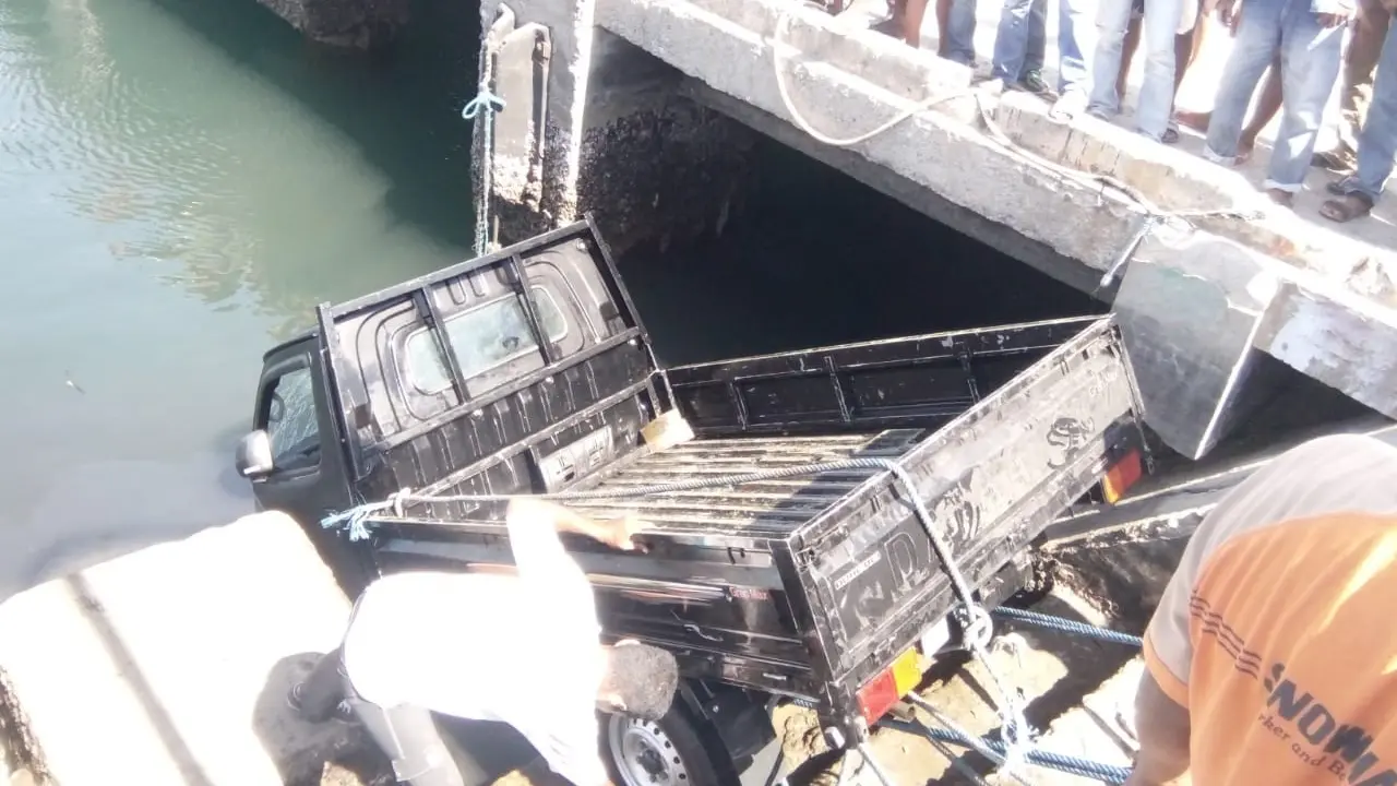Mobil Dibuang ke Laut