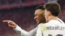 Penyerang Real Madrid, Kylian Mbappé (kiri), merayakan gol yang membawa skor menjadi 2-3 bersama rekan setimnya, Arda Guler, dalam pertandingan leg kedua perempat final Liga Champions 2025/2026 antara Bayern Munich dan Real Madrid di Munich, Jerman selatan, pada 15 April 2026. (Alexandra BEIER / AFP)