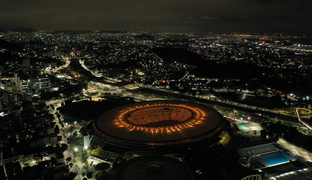 Stadion Maracana diterangi dengan cahaya keemasan untuk menghormati legenda sepak bola Brasil Pele, di Rio de Janeiro, Brasil (29/12/2002). Ikon sepak bola Brasil Pele, yang secara luas dianggap sebagai pemain terhebat sepanjang masa dan pemenang Piala Dunia tiga kali yang mendalangi "permainan indah", meninggal pada Kamis dalam usia 82 tahun. (AFP/Mauro Pimentel)