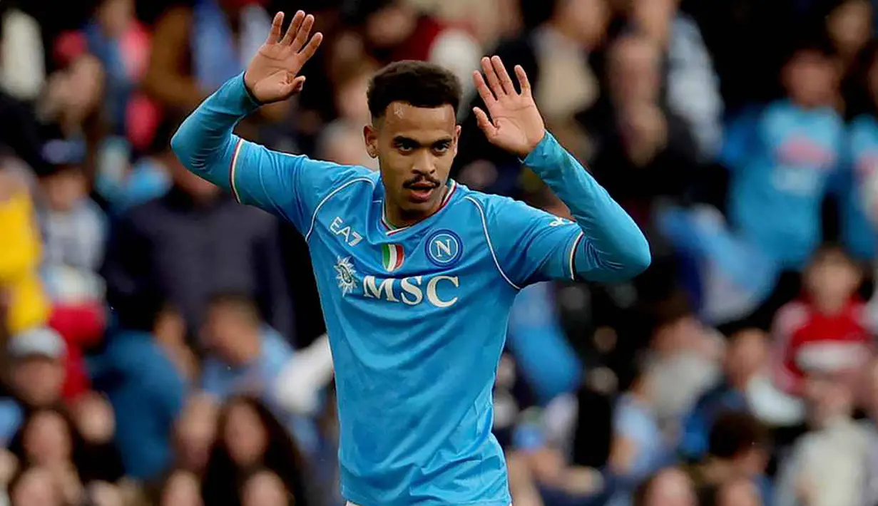Perpindahan sayap kanan Belgia berusia 23 tahun, Cyril Ngonge dari Hellas Verona ke sesama klub Serie A, Napoli menjadi yang termahal pada bursa transfer pemain muism dingin 2023/2024 di Serie A Liga Italia. Napoli harus merogoh kocek senilai 18 juta euro atau setara Rp303 miliar untuk mendapatkannya dengan durasi kontrak selama 4,5 tahun hingga 30 Juni 2028. (sscnapoli.it)