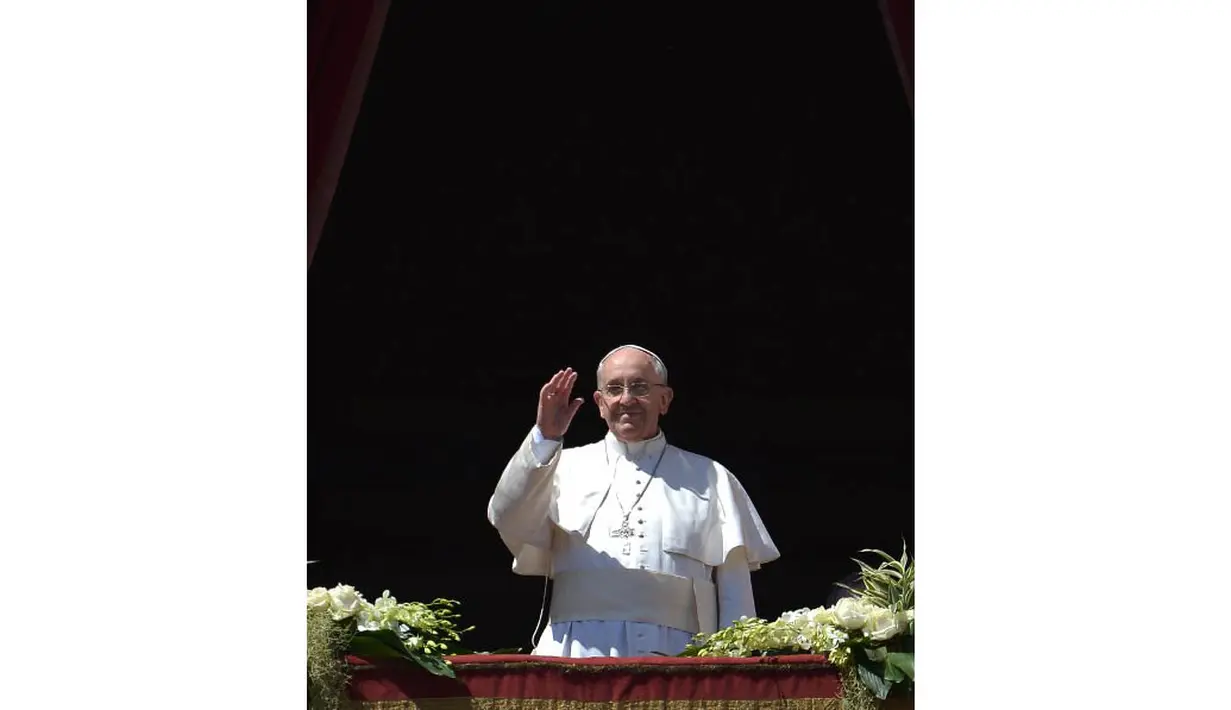 Paus Fransiskus melambaikan tangan pada umat katolik yang hadir dalam Misa Paskah di Lapangan Santo Petrus, Vatikan, Minggu (20/4/14). (AFP PHOTO/FILIPPO MONTEFORTE)