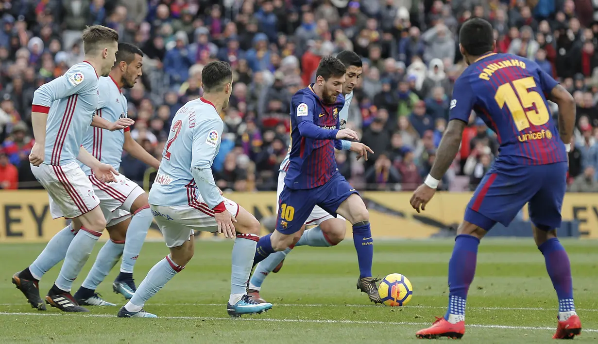 Gelandang Barcelona, Lionel Messi, berusaha melewati kepungan pemain Celta Vigo pada laga La Liga Spanyol di Stadion Camp Nou, Katalonia, Sabtu (2/12/2017). Kedua klub bermain imbang 2-2. (AFP/Pau Barrena)