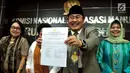 Ketua Panitia Seleksi calon anggota Komnas HAM, Jimly Asshiddiqie menunjukan daftar 14 nama yang lolos seleksi akhir, di Kantor Komnas HAM, Jakarta, Rabu (2/8). (Liputan6.com/Helmi Afandi)