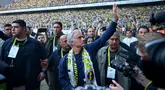Pelatih baru klub Turki Fenerbahce, Jose Mourinho (tengah) melambaikan tangan saat memberikan sambutan kepada para suporter di Stadion Sukru Saracoglu, Istanbul, 2 Juni 2024. (Yasin AKGUL/AFP)