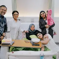 Aurel Hermansyah baru saja melahirkan anak keduanya. Dalam potret yang dibagikan oleh Atta Halilintar, memperlihatkan momen keluarganya berkumpul untuk menemani Aurel di rumah sakit jelang proses melahirkan. Aurel sendiri mengenakan outfit berwarna hitam polos, dipadukan dengan hijab abu-abu polos. [Foto: Instagram/attahalilintar]