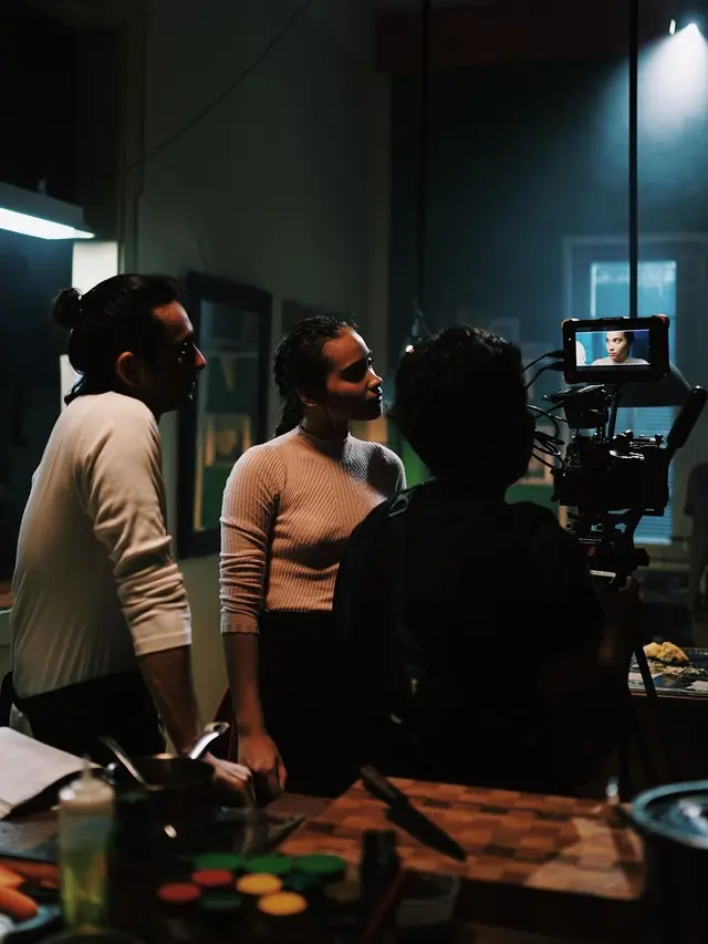 Main Film Bareng, Ini 7 Momen Kebersamaan Omar Daniel dengan Aurora Ribero