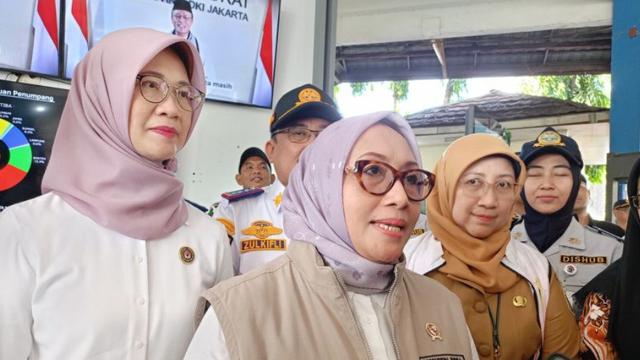 Menteri PPPA Arifah Fauzi usai meninjau kesiapan Terminal Kampung Rambutan, Jakarta Timur, Senin 15 Maret 2026.