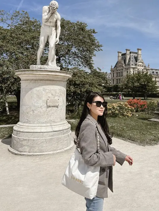Berada di Paris, Chen tampil semi formal dengan blazer oversize dipadukan celana denim dan membawa tas Chanel putihnya.  (@chengiovanis)